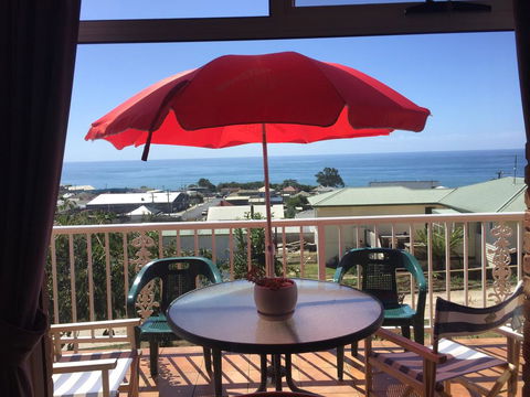 Penguin Seaside Homestay - Bed n Breakfasts 0