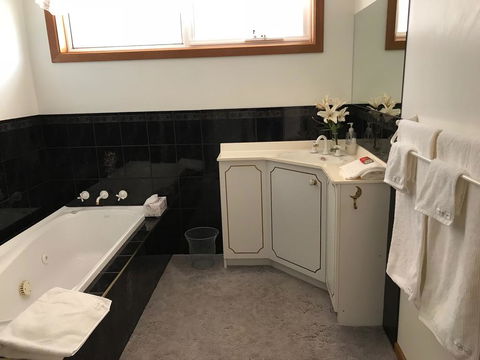 Penguin Seaside Homestay - Bed n Breakfasts 3
