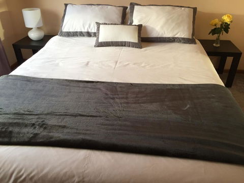 Penguin Seaside Homestay - Bed n Breakfasts 2