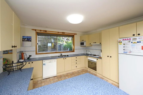 Pet Friendly Lentara St 10 - Fingal Bay - Bed n Breakfasts 3