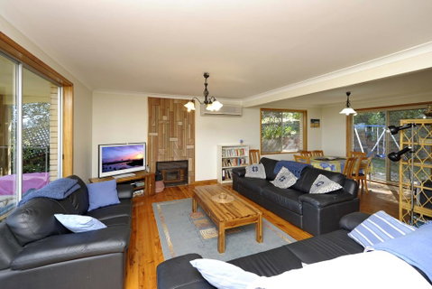 Pet Friendly Lentara St 10 - Fingal Bay - Bed n Breakfasts 2