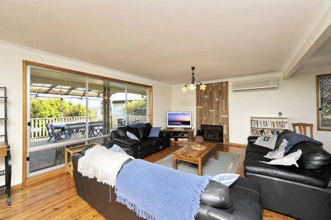 Pet Friendly Lentara St 10 - Fingal Bay - Bed n Breakfasts 1