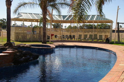 Pines Country Club Motor Inn - Accommodation Australia 2