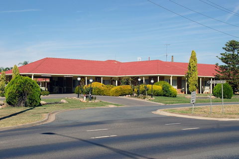 Pines Country Club Motor Inn - Accommodation Australia 1