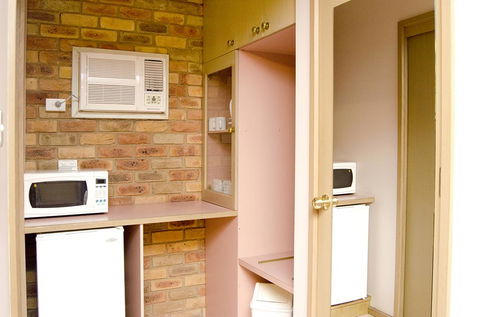 Pines Country Club Motor Inn - Accommodation Australia 0