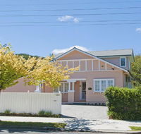 Plum Tree Cottage - warm cosy  walk to town - Accommodation Australia
