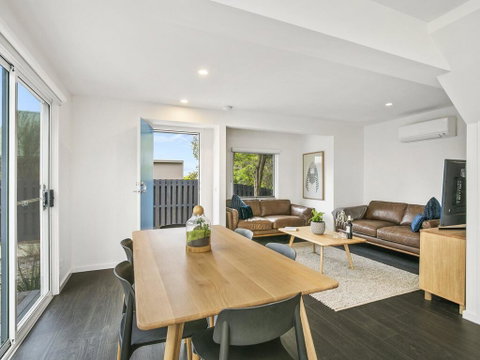 Point Roadknight Villa 3 - Accommodation Australia 1