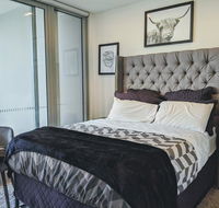 Presidential 3-bed 2-bath balcony with pool included - Accommodation Australia