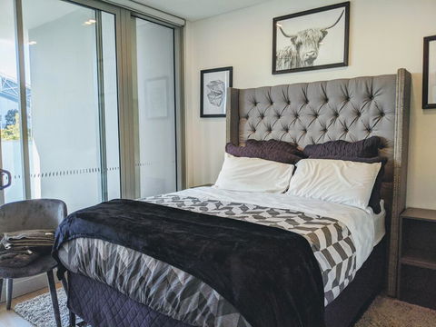 Presidential 3-bed 2-bath, Balcony, With Pool Included - Accommodation Australia 0