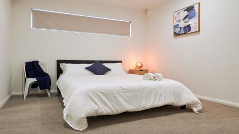 Quiet Garden City Unit - Free WiFi & Parking - Accommodation Australia 3