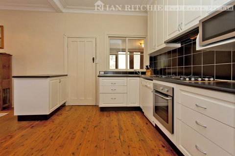 Red Brick Beauty - Central Cottage - Accommodation Australia 1