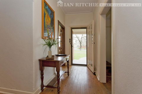 Red Brick Beauty - Central Cottage - Accommodation Australia 3