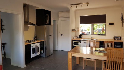 Red Ochre - Large 1BR With Private Courtyard - Accommodation Australia 2