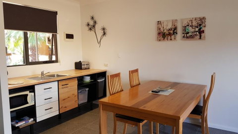 Red Ochre - Large 1BR With Private Courtyard - Accommodation Australia 1