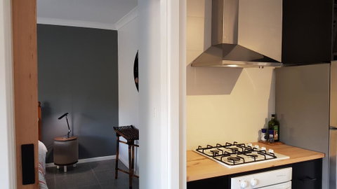 Red Ochre - Large 1BR With Private Courtyard - Accommodation Australia 3
