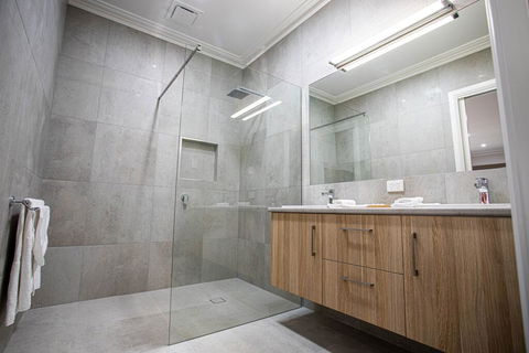 Red Waratah Accommodation - Accommodation Australia 3