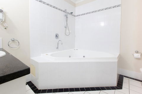 REGAL 32 APARTMENT - SPA BATH - Macrossan St - Accommodation Australia 2