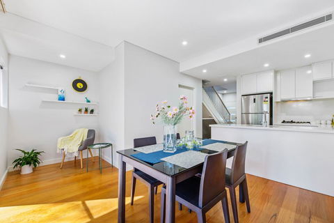 Relax In A Spacious & Modern Townhouse In Asquith - Accommodation Australia 2