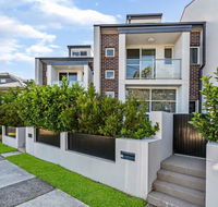 Relax in a Spacious  Modern Townhouse in Asquith - Accommodation Australia