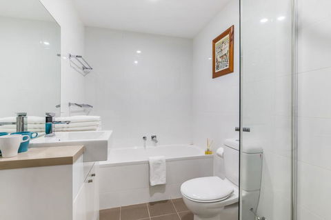 Relax In A Spacious & Modern Townhouse In Asquith - Accommodation Australia 1