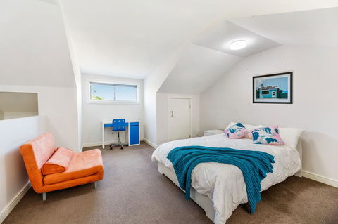 Relax In A Spacious & Modern Townhouse In Asquith - Accommodation Australia 3