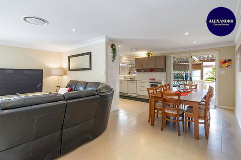 RELAXED COASTAL GETAWAY // MOMENTS TO WATERFRONT - Accommodation Australia 0