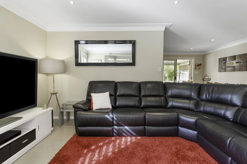 RELAXED COASTAL GETAWAY // MOMENTS TO WATERFRONT - Accommodation Australia 3