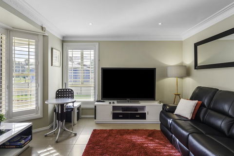 RELAXED COASTAL GETAWAY // MOMENTS TO WATERFRONT - Accommodation Australia 2