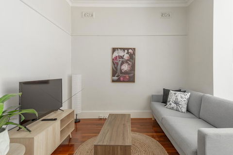 RELAXED FAMILY HOME WILLOUGHBY - Accommodation Australia 3