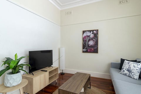 RELAXED FAMILY HOME WILLOUGHBY - Accommodation Australia 2
