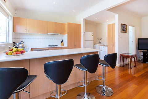 RENOVATED BEACH BEAUTY - ROSEBUD - Accommodation Australia 2