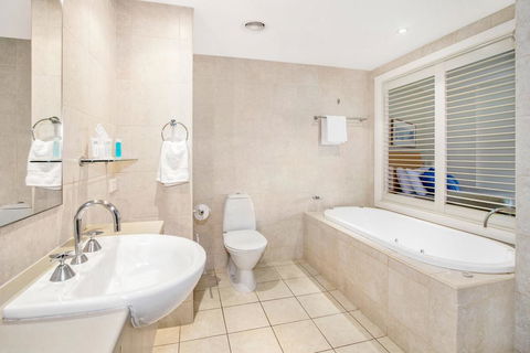 RESORT ON THE BEACH 4118/19 - Accommodation Australia 2