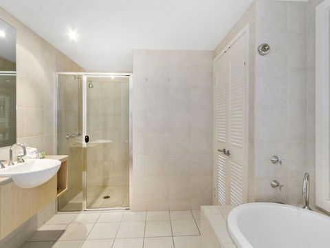 RESORT ON THE BEACH 6310 - TOP FLOOR - Accommodation Australia 2