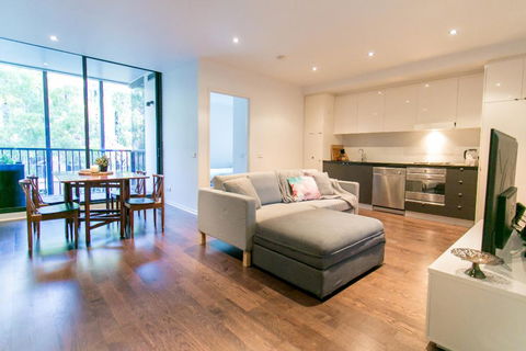 RIVERSIDE RICHMOND LARGE 1 BEDROOM POOLPARKINGNETFLIX - Local Tourism 0