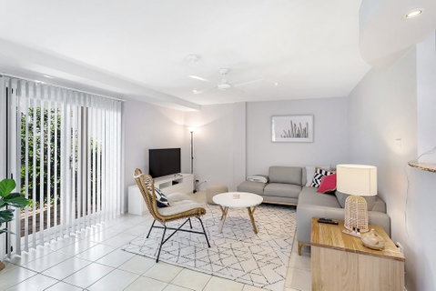 Sandcastles, 1/8 Ala Moana Way - Bed n Breakfasts 0