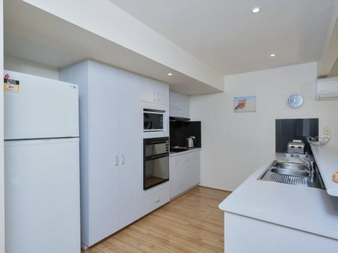 Sea Whispers @ Fingal Bay - Bed n Breakfasts 1