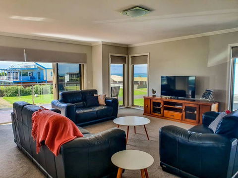 SEAL HAVEN - Centrally Located, Modern Home - Local Tourism 1