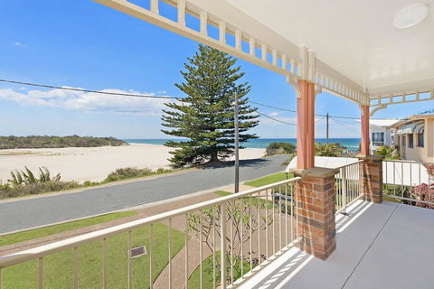 SEASCAPE - An Enticing Lakeside Escape - Accommodation Australia 0