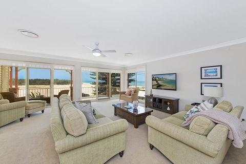 SEASCAPE - An Enticing Lakeside Escape - Accommodation Australia 1