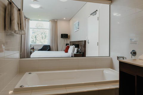 Sfera's Park Suites & Convention Centre - Bed n Breakfasts 1