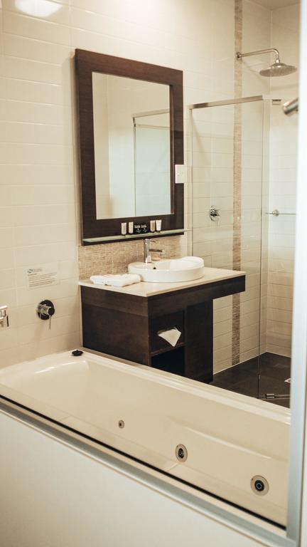 Sfera's Park Suites & Convention Centre - Bed n Breakfasts 3