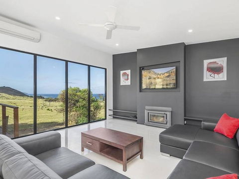 Skenes Retreat - Views Of The Ocean From The Deck - Accommodation Australia 0
