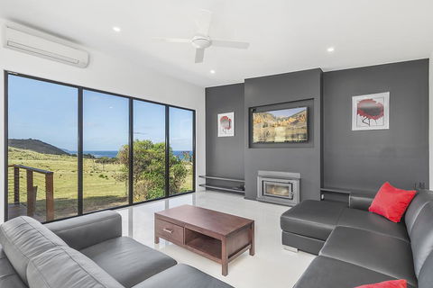 Skenes Retreat - Views Of The Ocean From The Deck - Accommodation Australia 1