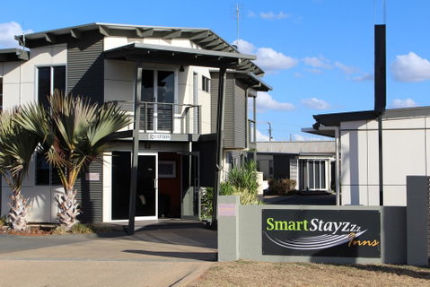 Smart Stayzzz Inns - Bed n Breakfasts 0