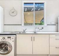 Sounds of Sunshine 2 Downstairs half of House - Bed n Breakfasts