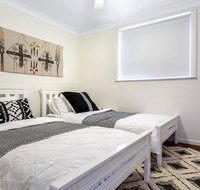 Sounds of Sunshine Whole House - Bed n Breakfasts