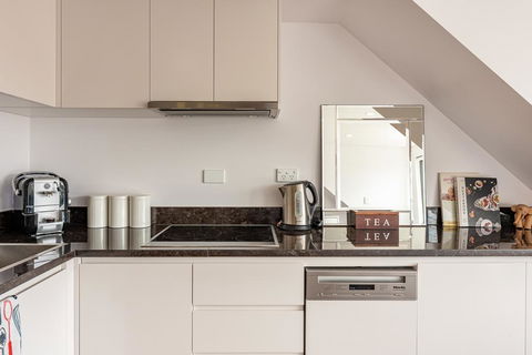 Spacious 2 Bed House, 2 AC And Free Street Parking - Accommodation Australia 3