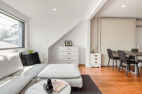 Spacious 2 Bed House, 2 AC And Free Street Parking - Accommodation Australia 1