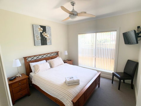 Spacious 2 Bed, 2 Bath Villa - Central Location - Quiet - Accommodation Australia 2