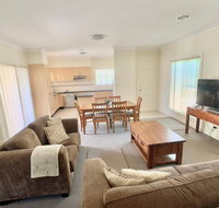 Spacious 2 Bed 2 Bath Villa - Central Location - Quiet - Accommodation Australia